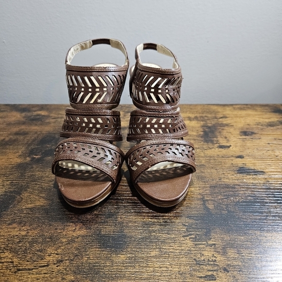 Adrienne Vittadini 4" Heeled Brown Sandals sz 7 - Picture 1 of 11